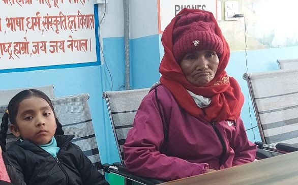छोरीको शव ल्याउन १० महिनादेखि भौँतारिरहेकी ७० वर्षीया आमा